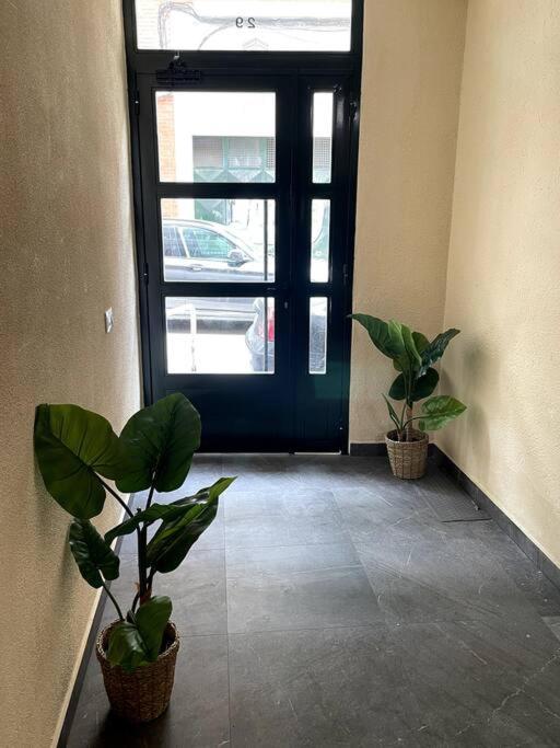 Cozy 2 Bedroom Apartment With Patio Мадрид Екстериор снимка