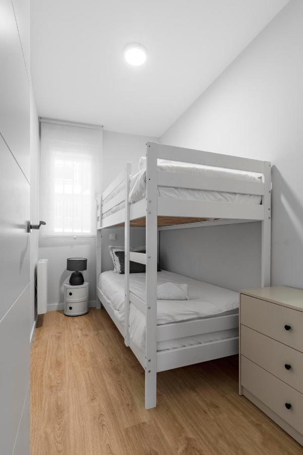 Cozy 2 Bedroom Apartment With Patio Мадрид Екстериор снимка