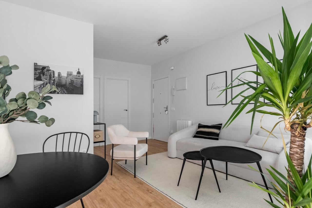 Cozy 2 Bedroom Apartment With Patio Мадрид Екстериор снимка