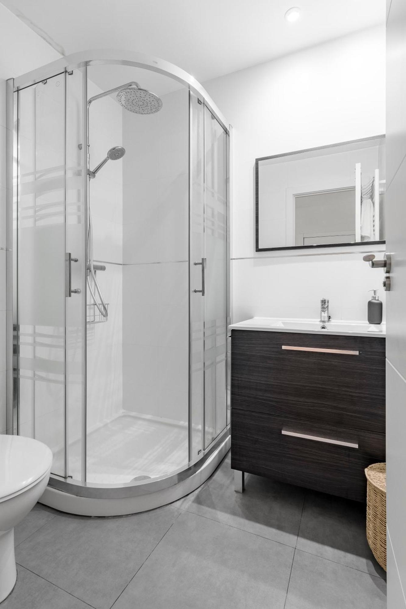 Cozy 2 Bedroom Apartment With Patio Мадрид Екстериор снимка
