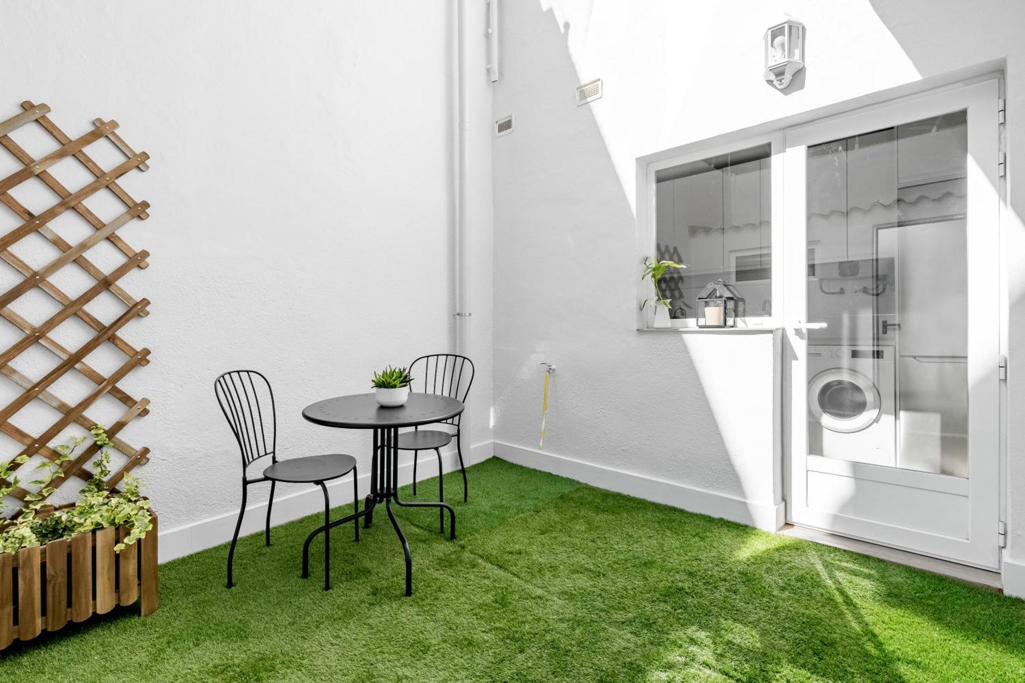 Cozy 2 Bedroom Apartment With Patio Мадрид Екстериор снимка