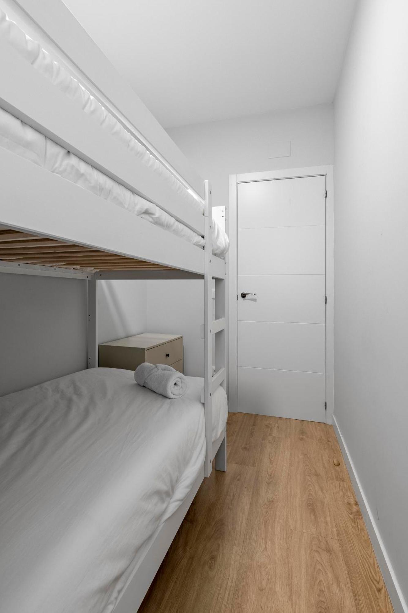 Cozy 2 Bedroom Apartment With Patio Мадрид Екстериор снимка