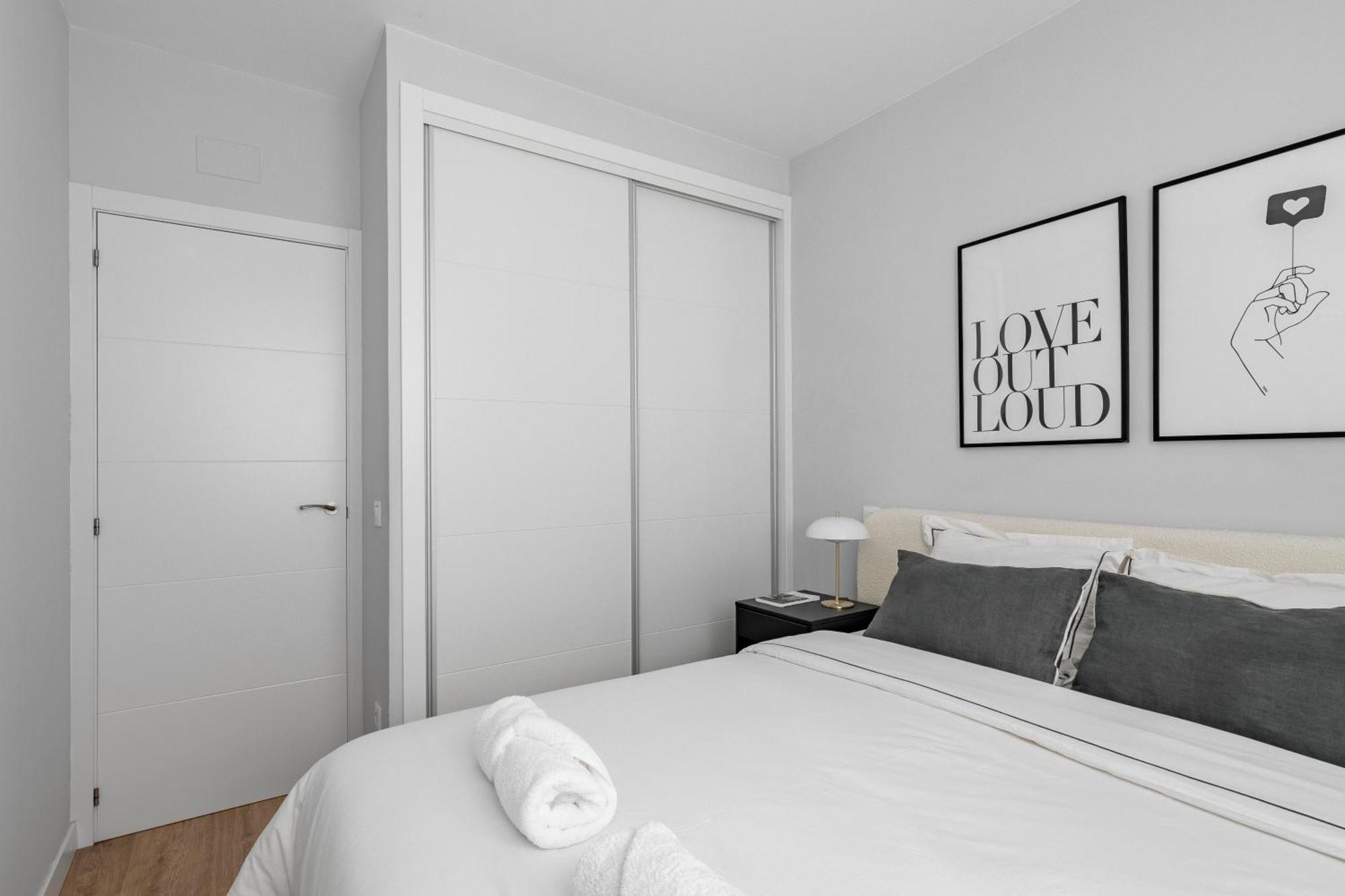 Cozy 2 Bedroom Apartment With Patio Мадрид Екстериор снимка